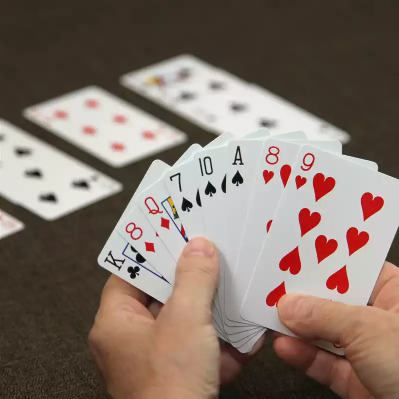 Telefone Sem Fio é uma das brincadeiras para a família fazer em casa